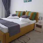 Deluxe Alezzi Pool & 4*