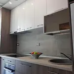 Deluxe Alezzi Pool & فندق Năvodari