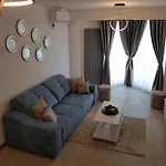 Deluxe Alezzi Pool & فندق Năvodari
