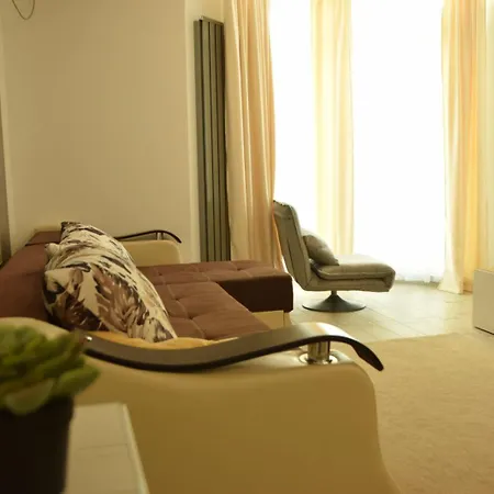 Deluxe Alezzi Pool & 4*