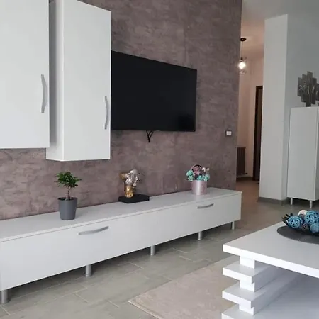 Deluxe Alezzi Pool & فندق Năvodari